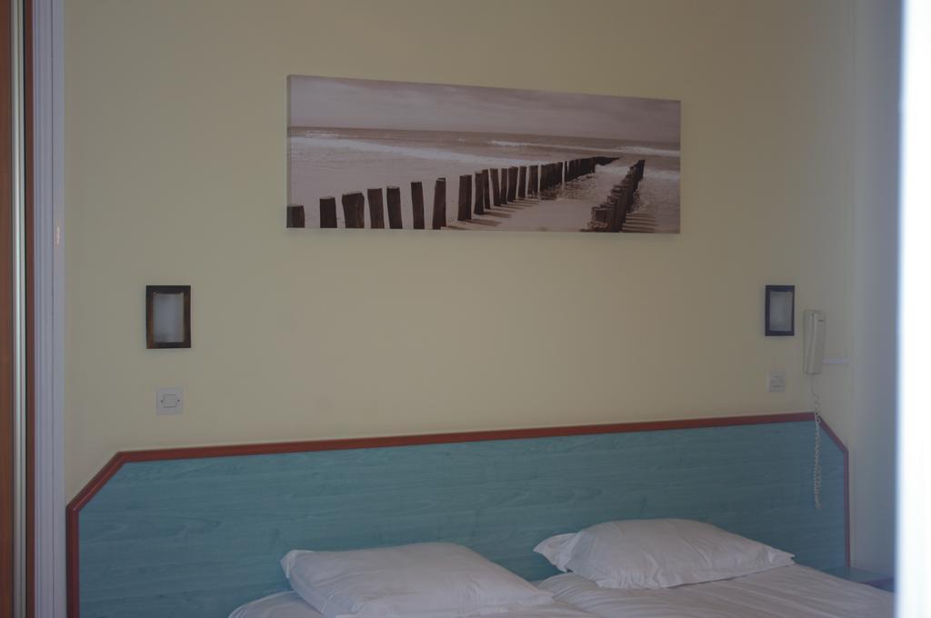 סן-ז'ון-לה-טומה Hotel Des Bains מראה חיצוני תמונה